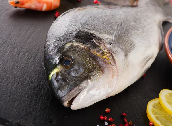 La dorada fresca - la comida sana . — Foto de Stock