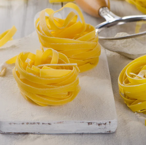 Okokt Pasta på skärbräda — Stockfoto