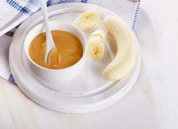 Детское питание - банановое пюре в миске . — стоковое фото
