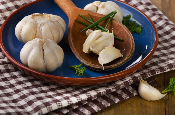 Fresh Organic garlic  on  a plate. — Stock Photo, Image