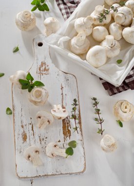 Beyaz düğme mantar ahşap oyun tahtası. 