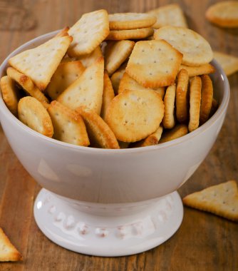 Ahşap arka plan üzerinde kraker.