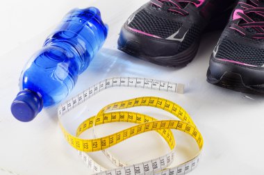 Koşu ayakkabıları ve şişe suyu beyaz arka plan üzerinde