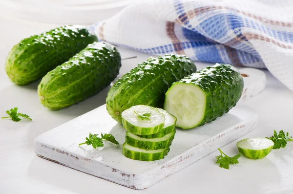 Pepino fresco en rodajas en una tabla de cortar . —  Fotos de Stock