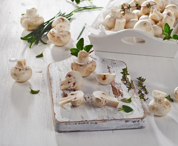 Свіжі цілі білі гриби на дерев'яній обробній дошці . — стокове фото