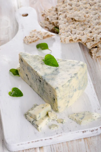 Синий сыр на деревянном столе  . — стоковое фото