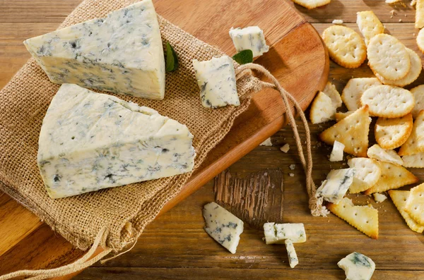 Fromage bleu sur table en bois  . — Photo