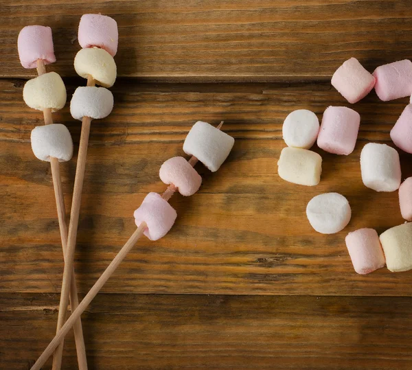 Marshmallows on a wooden background . — Stock Photo, Image