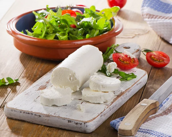 Goat cheese with salad and tomatoes — Stock Photo, Image