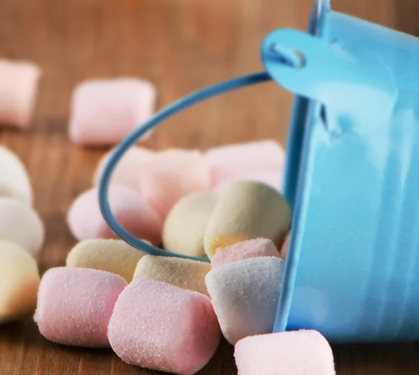 Sweet marshmallows in a bucket. — Stock Photo, Image