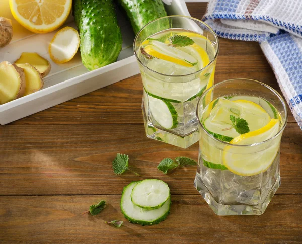 Вода з лимоном і огірком — стокове фото