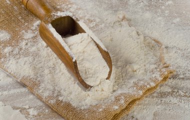 Bir tahta kaşık un. 