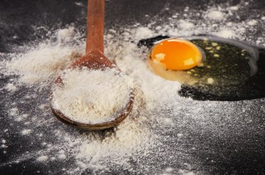 Maddeler bir yumurta ve un ile pişirme. 