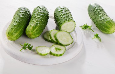 Kesme tahtası üzerinde taze salatalık. 