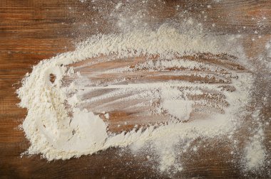 Beyaz un yıpranmış bir ahşap masa üzerine