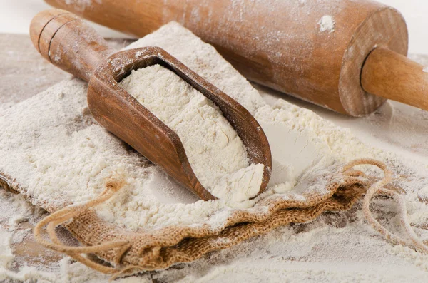 White Flour in    wooden scoop. — Stock Photo, Image