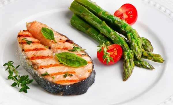 Salmon with asparagus — Stock Photo, Image