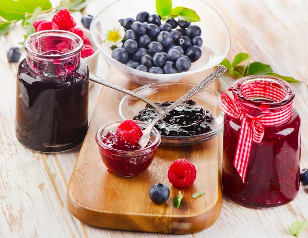 Jam with fresh berries — Stock Photo, Image