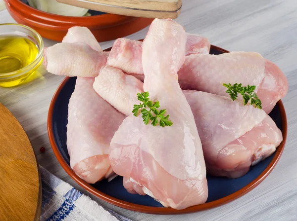 Patas frescas de pollo crudo en un plato — Foto de Stock