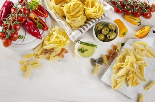 Sani ingredienti alimentari italiani su uno sfondo di legno whiete . — Foto Stock