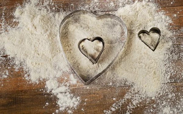 Frese per biscotti a forma di cuore e farina — Foto Stock