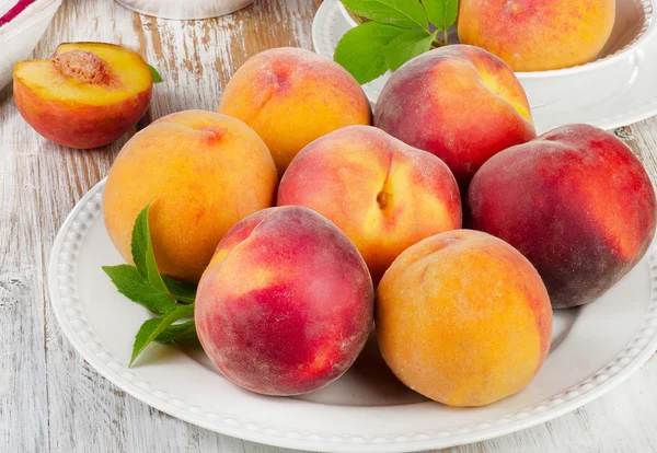 Fresh peaches on a wooden table — Stock Photo, Image