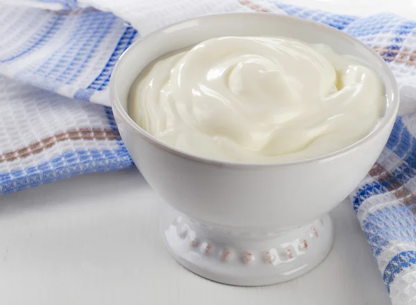 Iogurte grego em uma tigela branca — Fotografia de Stock