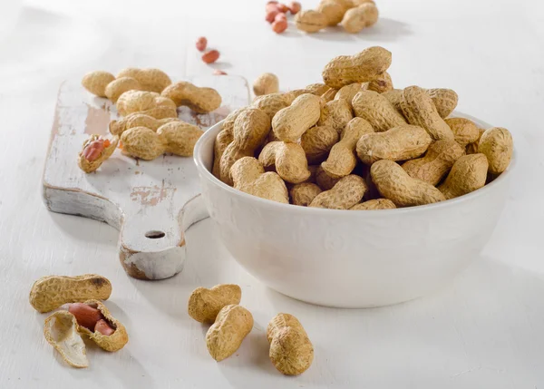 Amendoim em conchas em uma tigela . — Fotografia de Stock