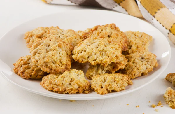 Biscotti di farina d'avena appena sfornati su un piatto . — Foto Stock