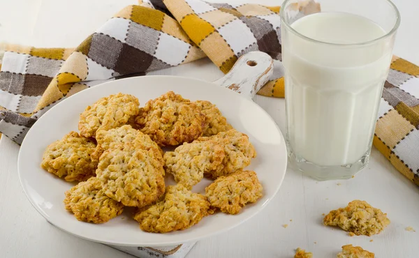 Galletas de avena y un vaso de leche . —  Fotos de Stock