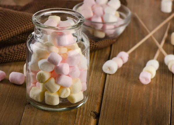 Sweet marshmallows in a glass jar. — Stock Photo, Image
