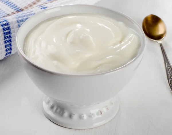 Yogur griego en tazón blanco — Foto de Stock