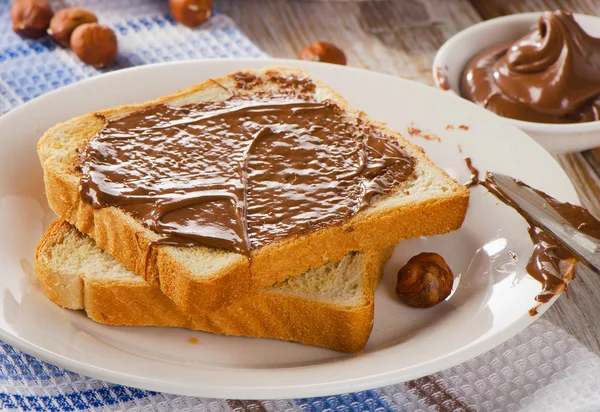 Tostadas con chocolate untado en el plato — Foto de Stock