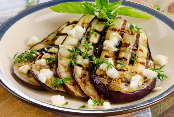 Grillade aubergine skivor på en platta — Stockfoto