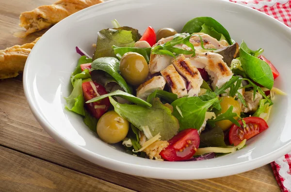 Salada fresca de frango em uma velha mesa de madeira — Fotografia de Stock