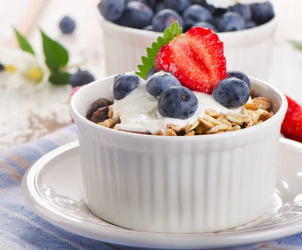 Muesli e iogurte com mirtilos — Fotografia de Stock