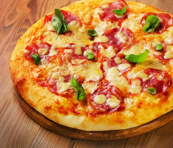 Pizza z salami domowe świeże na deska — Zdjęcie stockowe