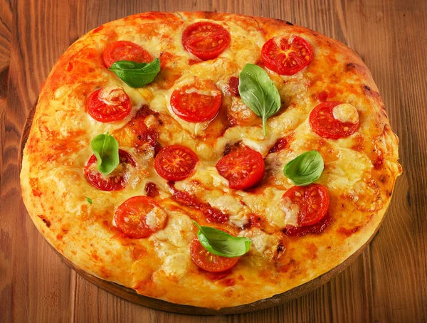 Hemmagjord pizza med tomater — Stockfoto