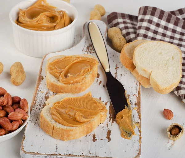 Tostadas con mantequilla de maní — Foto de Stock