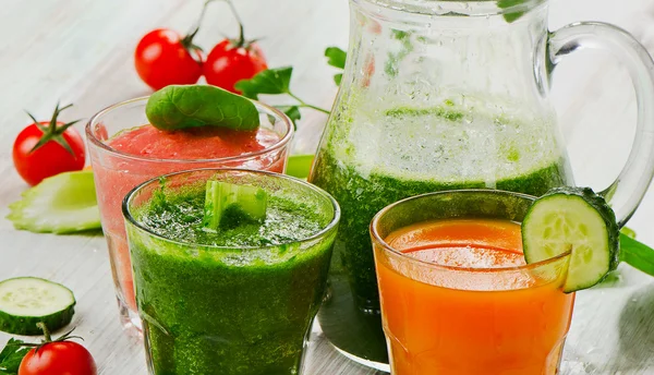 Vegetable smoothie and juice. — Stock Photo, Image
