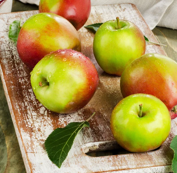Manzanas con gotas de agua —  Fotos de Stock