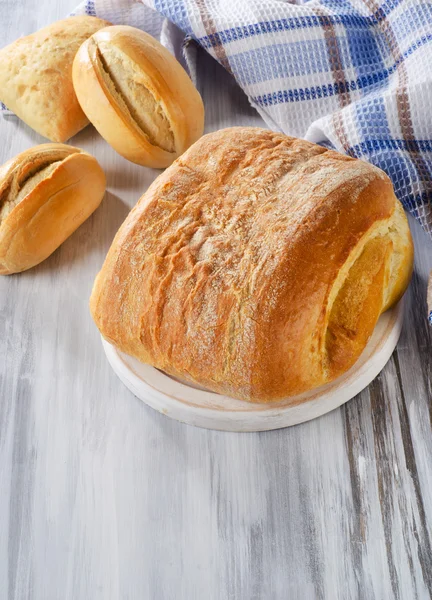 Bochník chleba na řezací desce — Stock fotografie