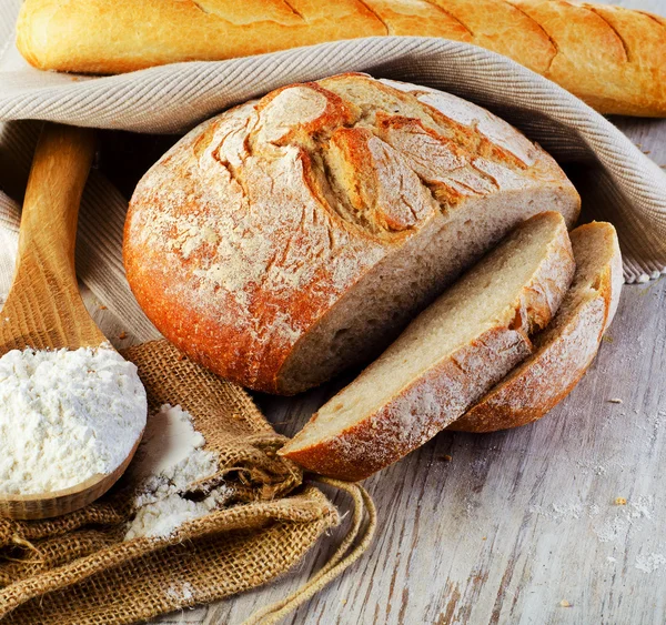 Pão fresco na mesa — Fotografia de Stock