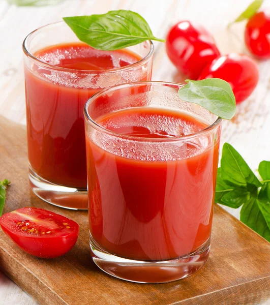 Succo di pomodoro con basilico — Foto Stock