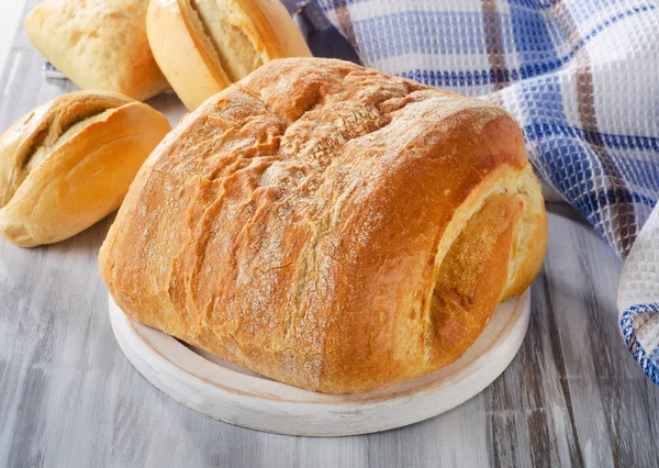 Bochník chleba na řezací desce — Stock fotografie