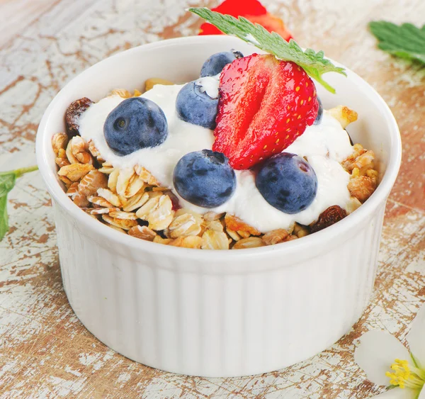 Müsli und Joghurt mit frischen Beeren — Stockfoto