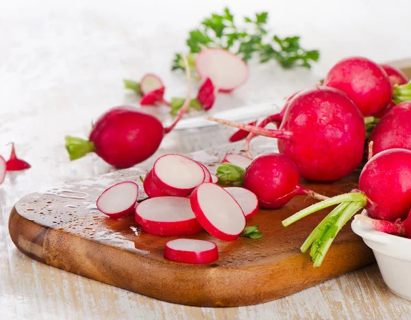 Fresh radishes on board. — Stock Photo, Image