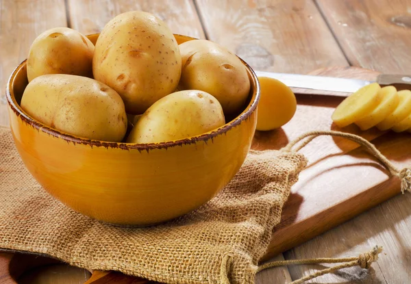 Картошка в миске на столе — стоковое фото