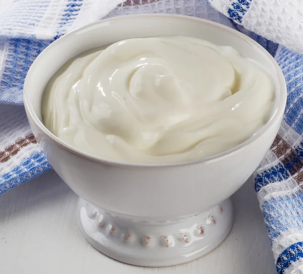Iogurte fresco em tigela branca — Fotografia de Stock
