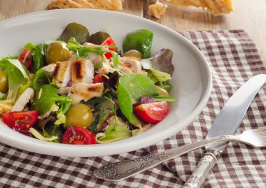 Taze salata tavuk göğsü ile 